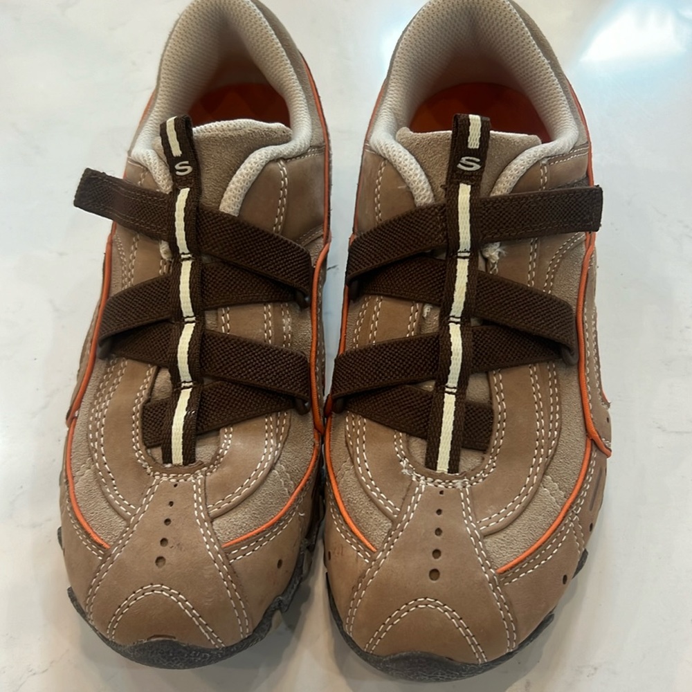 Skechers slim cross laced sneakers